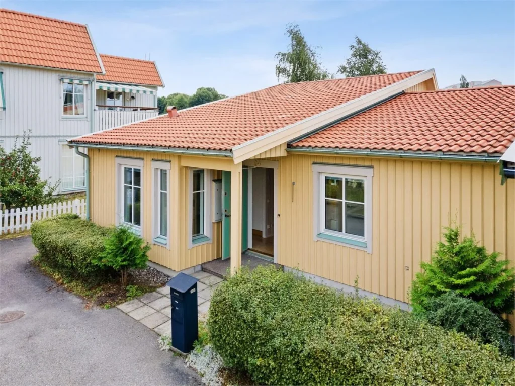 19. Omma╠elning av paneler pa╠e sommarhus 1184x888
