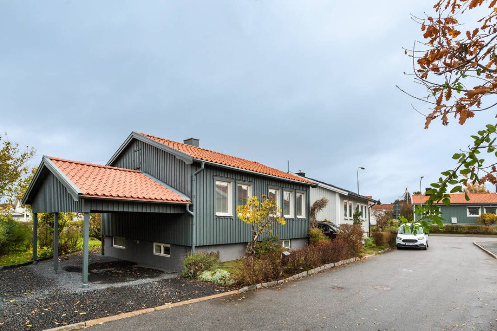 30. Installation av solpaneler pa╠e hustak till villaa╠egare