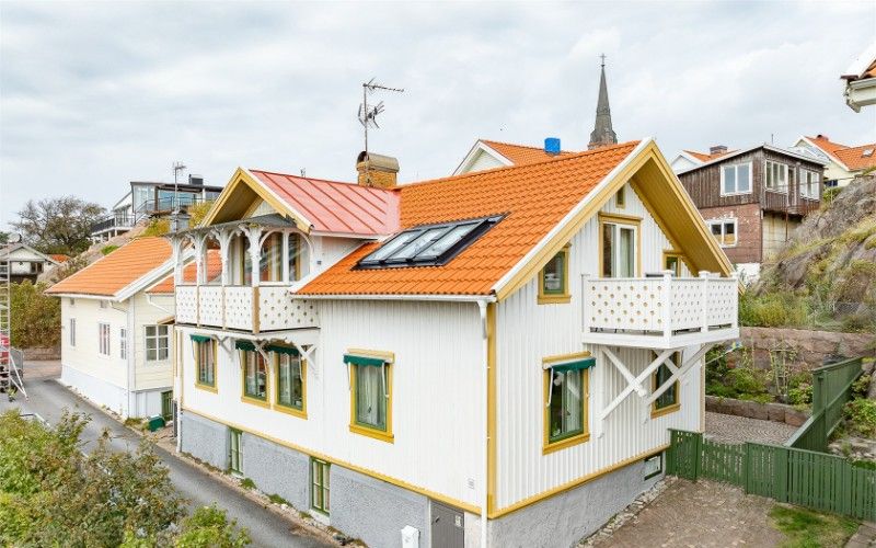 8. Takomlaggning fritidshus uthus med tegelpannor