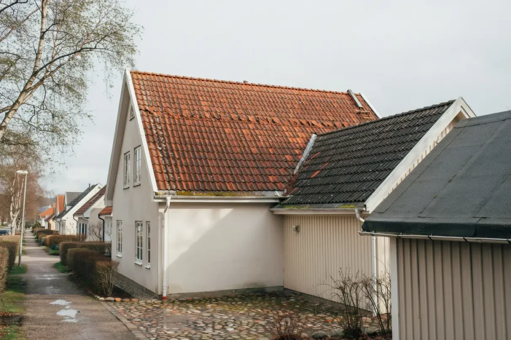 l gga tegeltak shingel eller betongpannor s v ljer du r tt takl sning f r villan